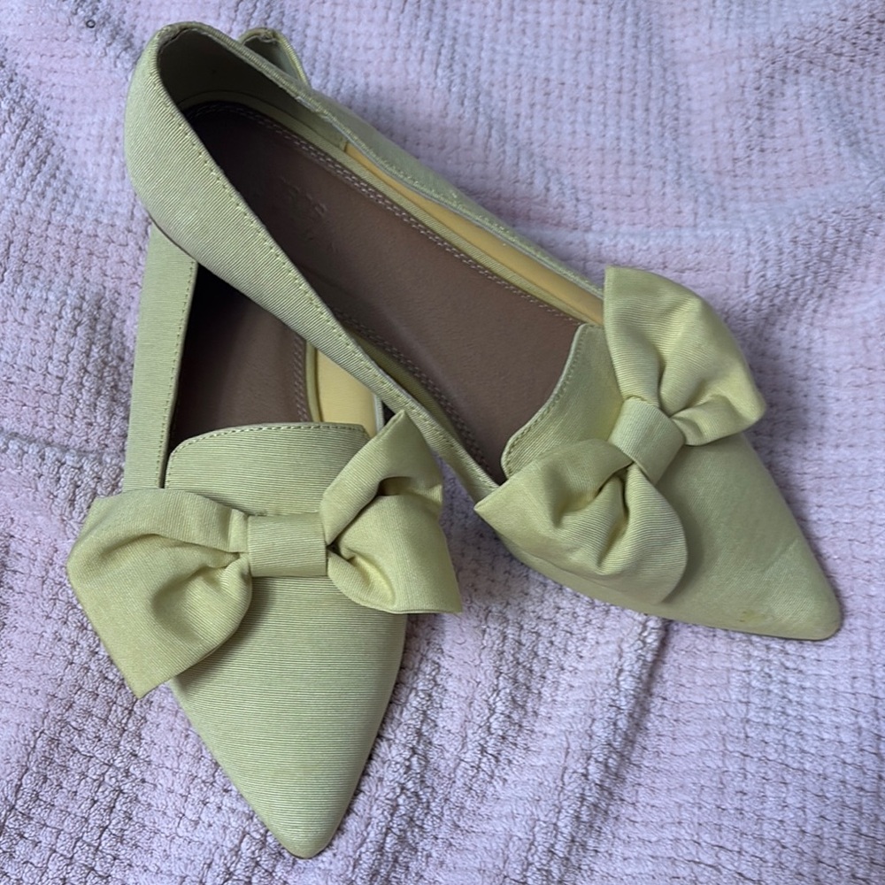 Elegant Bow Flats in Light yellow